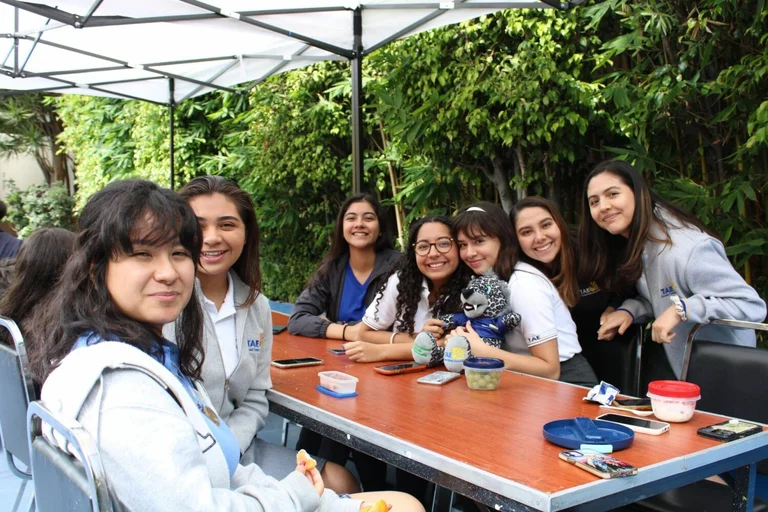 Ninas-sonriendo-felices